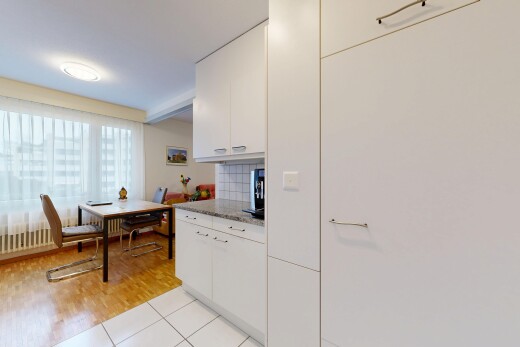 cuisine avec lumière naturelle, natural light, armoires blanches, dosseret, et backsplash