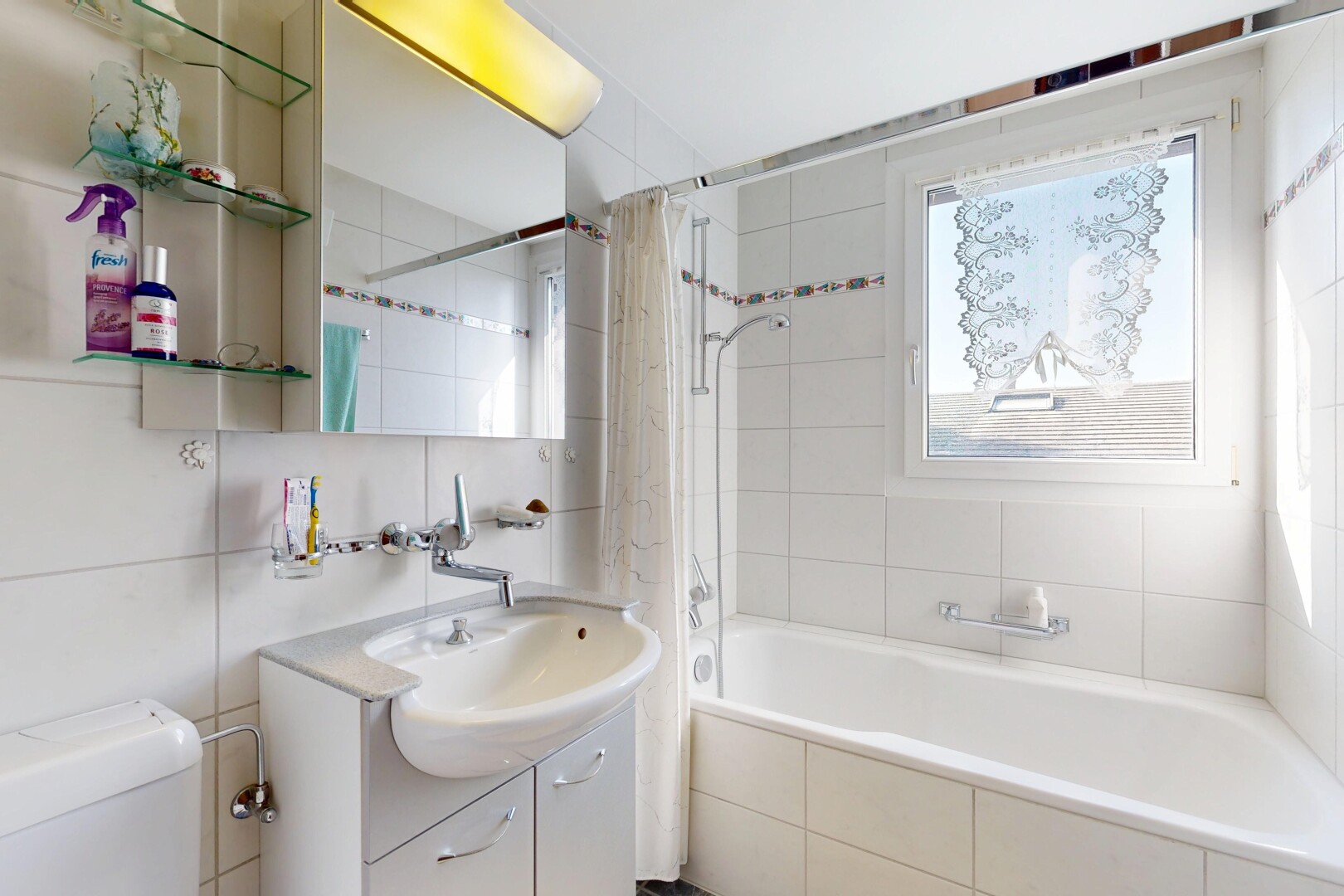 bad mit spiegel, komplettes badezimmer, schminktisch, fliesenwand, und tile wall