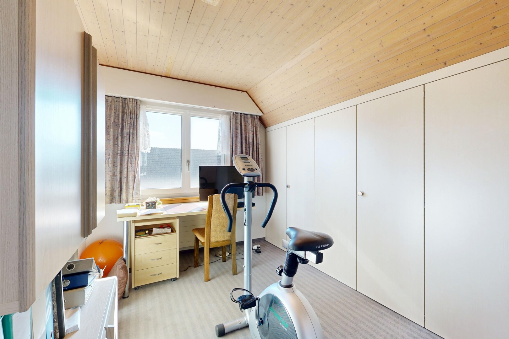 fitnessstudio mit wood ceiling, holzdecke, natural light, natürliches licht, und vaulted ceiling