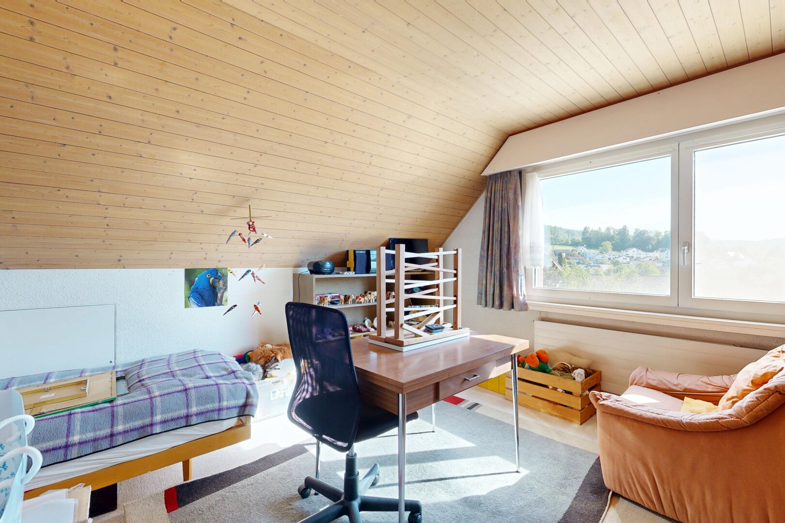 büro mit zusätzliches zimmer, inside property, natürliches licht, natural light, und dachschräge