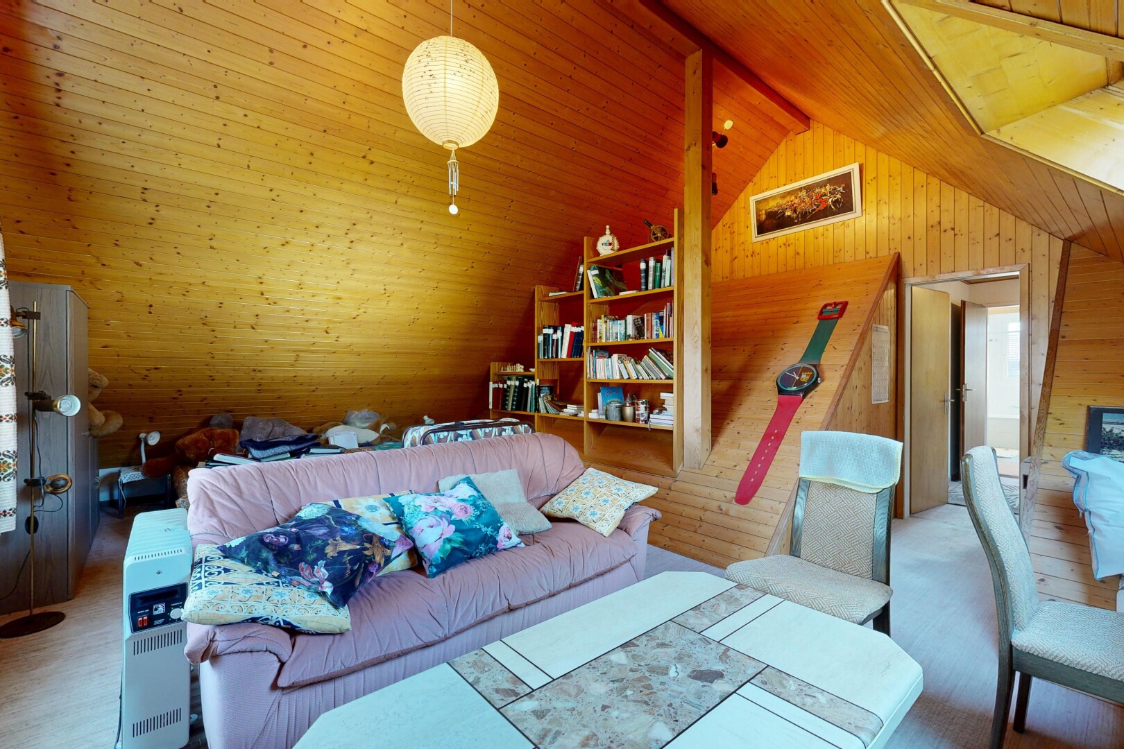 wohnzimmer mit holzwand, wood wall, kathedralendecke, cathedral ceiling, und holzdecke