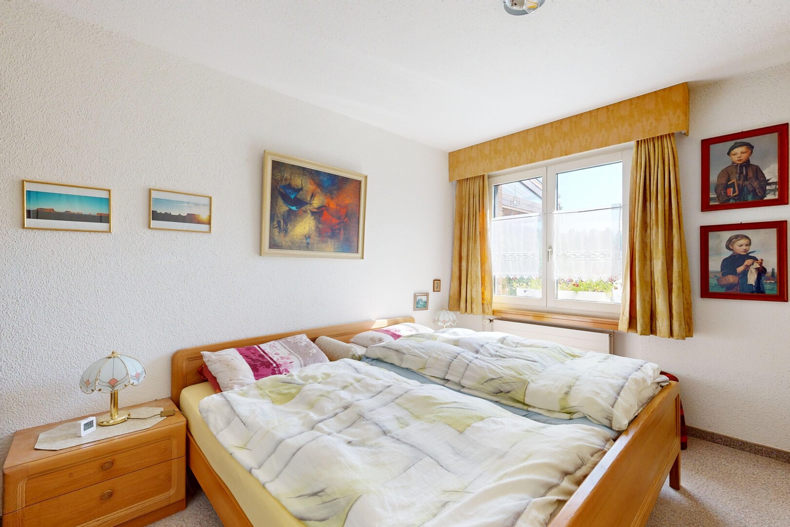 zimmer / schlafzimmer mit inside property, natürliches licht, natural light, teppich, und carpet