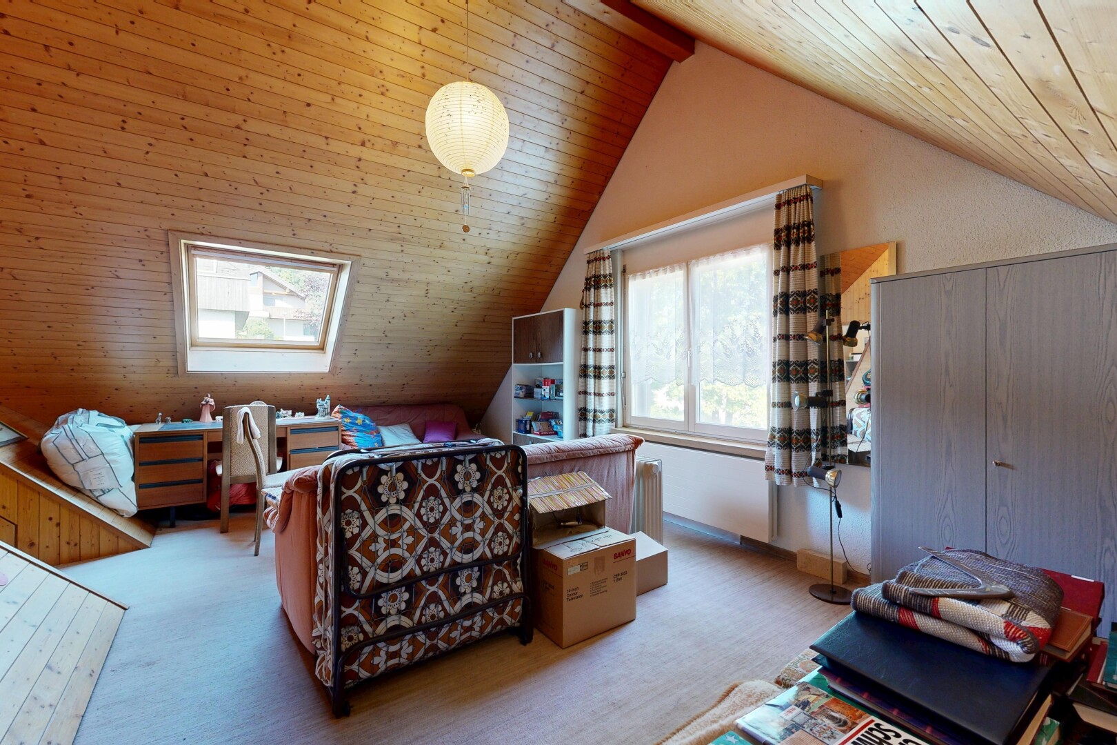 wohnzimmer mit zusätzliches zimmer, wood ceiling, holzdecke, vaulted ceiling, und dachschräge