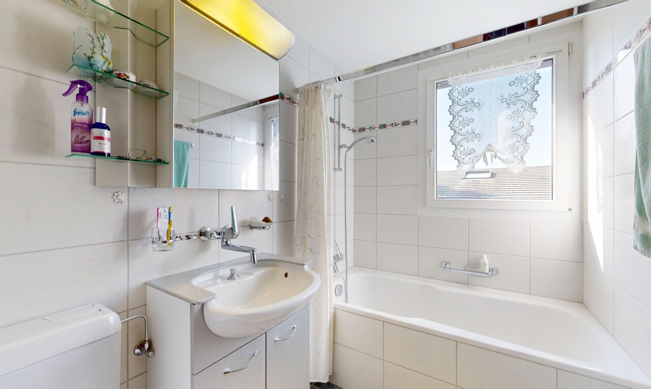 bad mit spiegel, komplettes badezimmer, schminktisch, fliesenwand, und tile wall