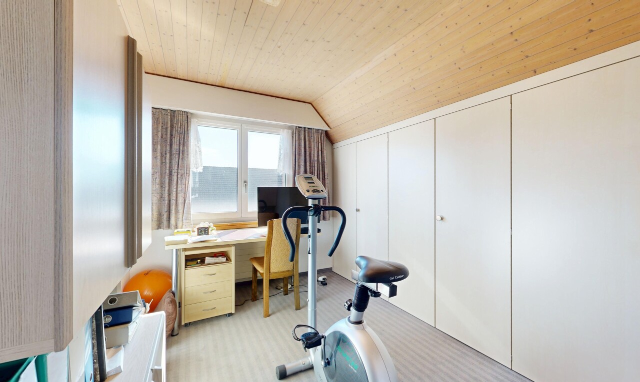 fitnessstudio mit wood ceiling, holzdecke, natural light, natürliches licht, und vaulted ceiling