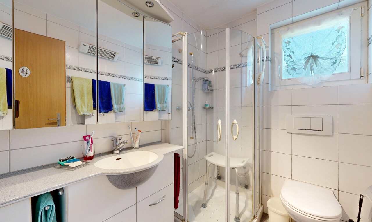 bad mit schminktisch, komplettes badezimmer, fliesenwand, tile wall, und dusche