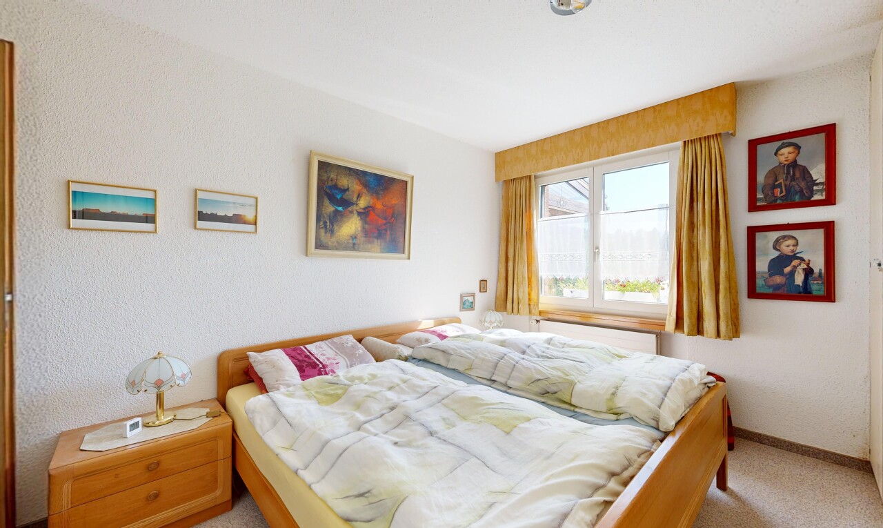 zimmer / schlafzimmer mit inside property, natürliches licht, natural light, teppich, und carpet