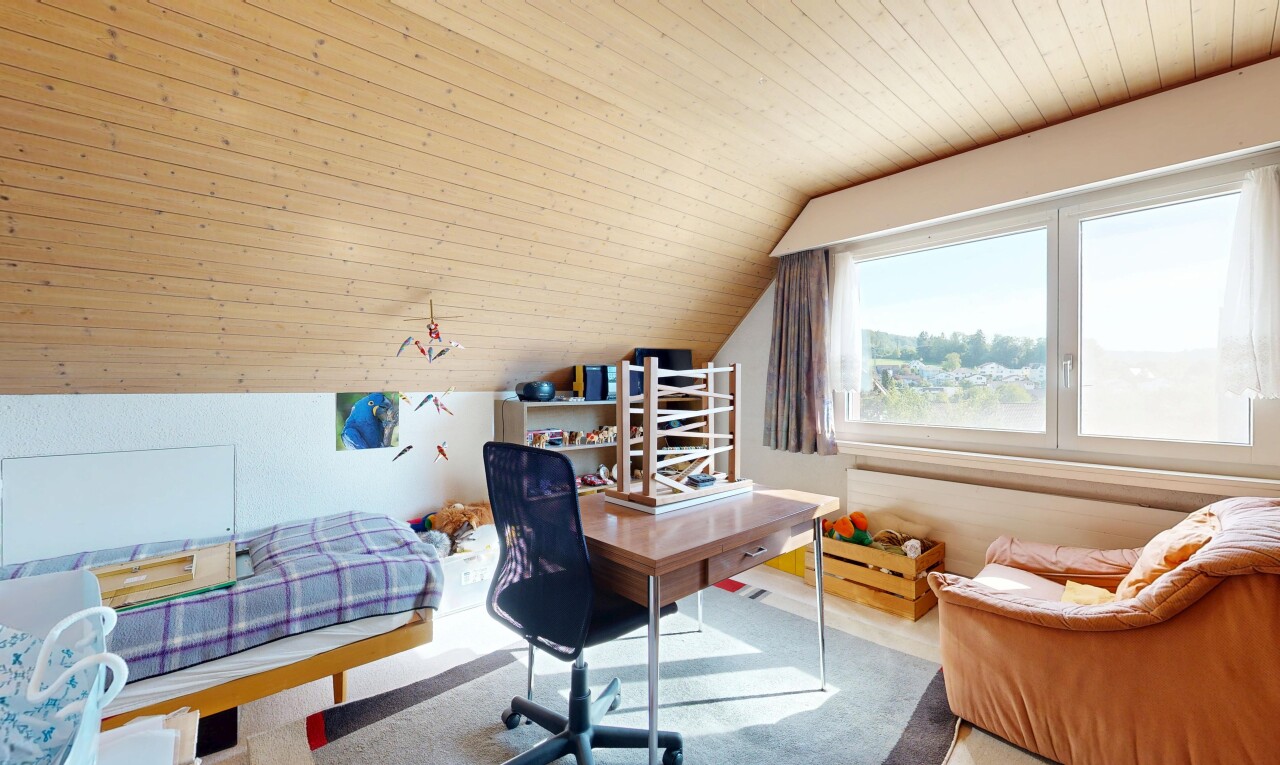büro mit zusätzliches zimmer, inside property, natürliches licht, natural light, und dachschräge