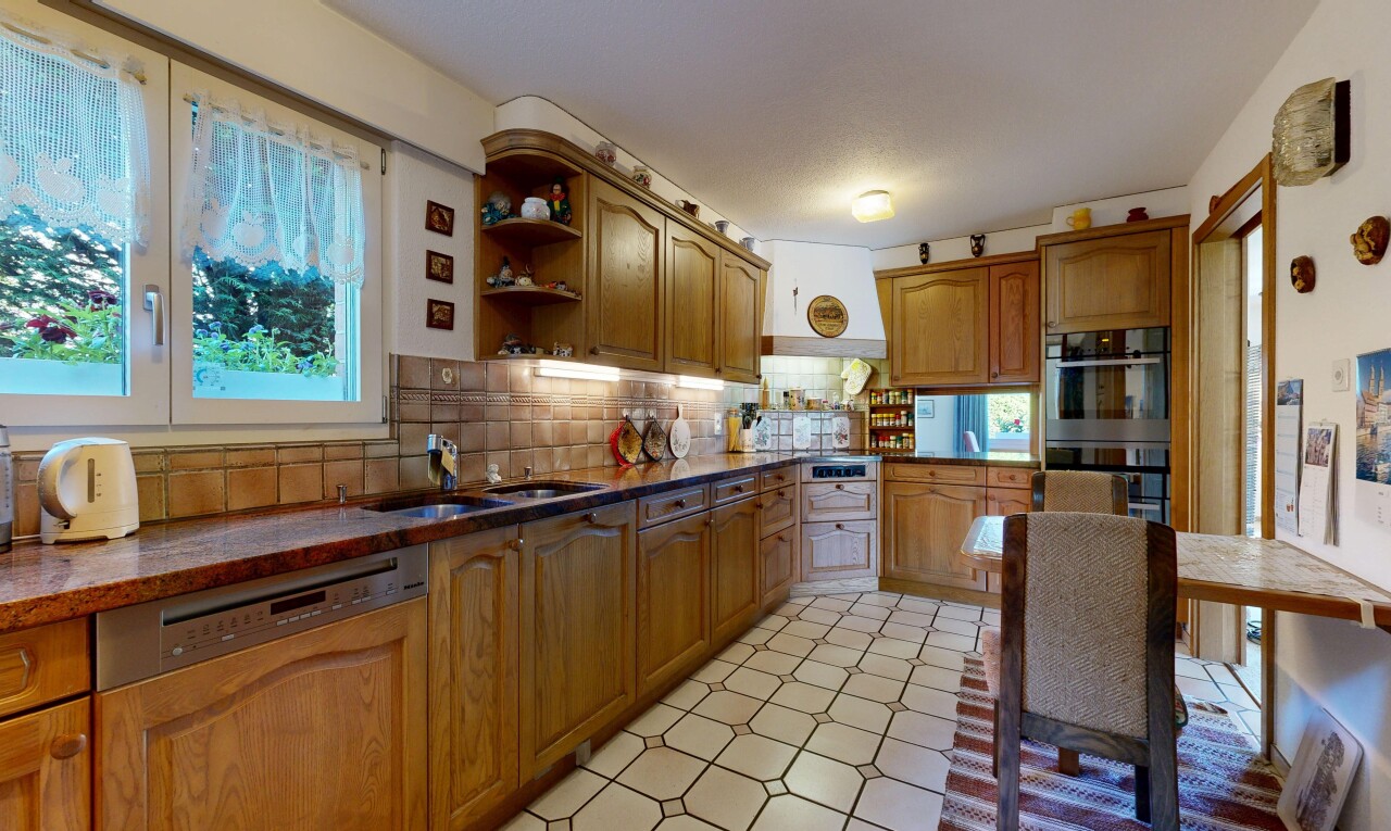 küche mit arched cabinets, bogenförmige schränke, light floor, raised cabinets, und hochgezogene schränke