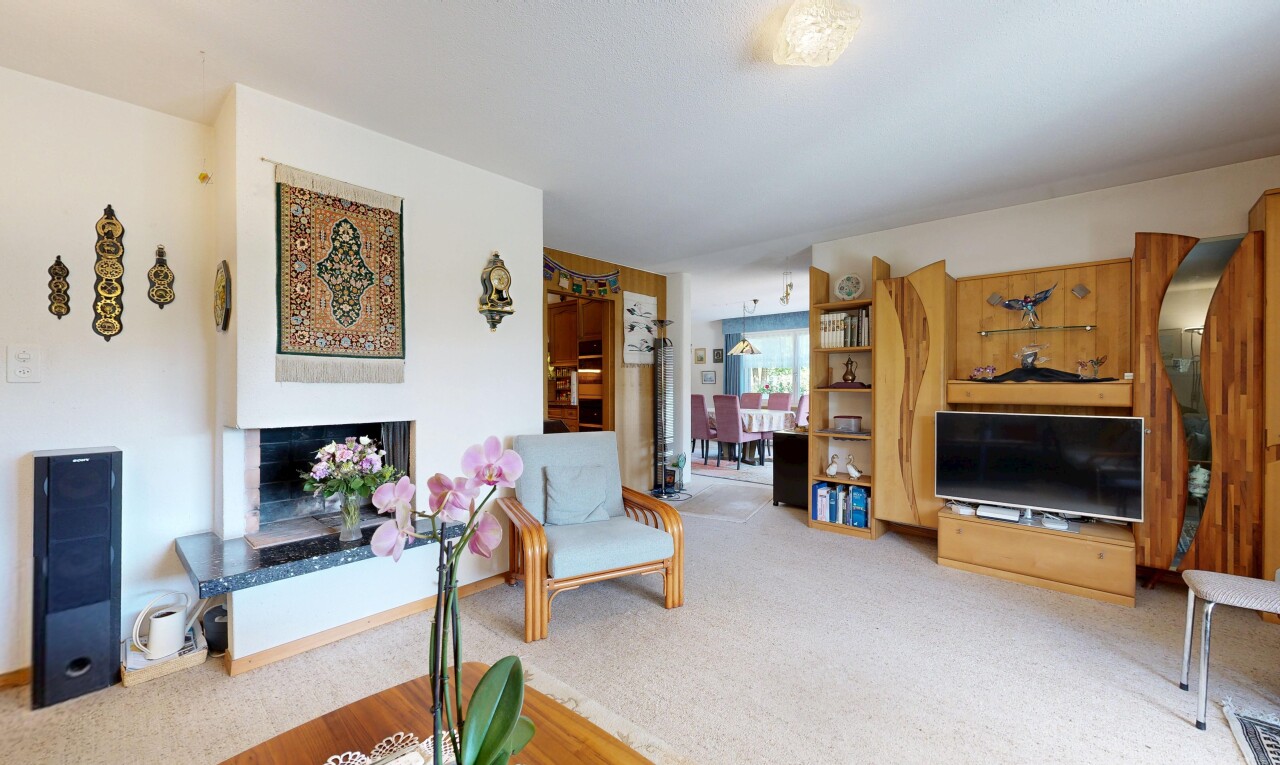 wohnzimmer mit drywall, gipskartonwand, inside property, fernseher, und kamin