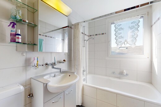 bad mit spiegel, komplettes badezimmer, schminktisch, fliesenwand, und tile wall
