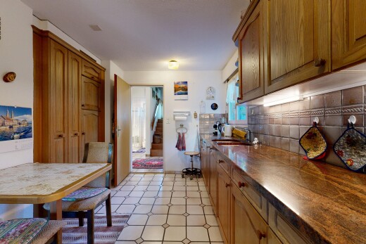 küche mit bogenförmige schränke, arched cabinets, hochgezogene schränke, raised cabinets, und arbeitsplatten