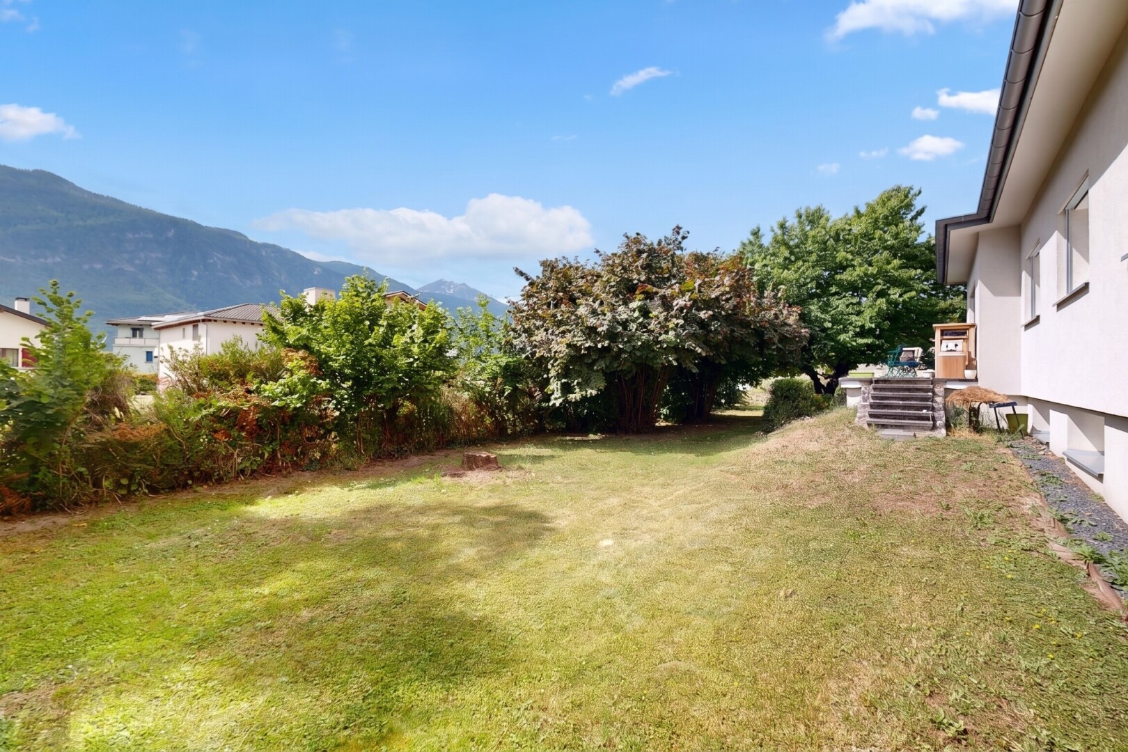 jardin avec pelouse, mountain view, vue sur la montagne, day time, et from property