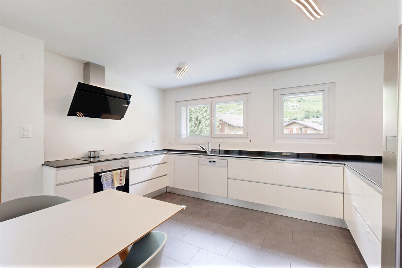 cuisine avec hotte, white cabinets, armoires blanches, four, et light floor