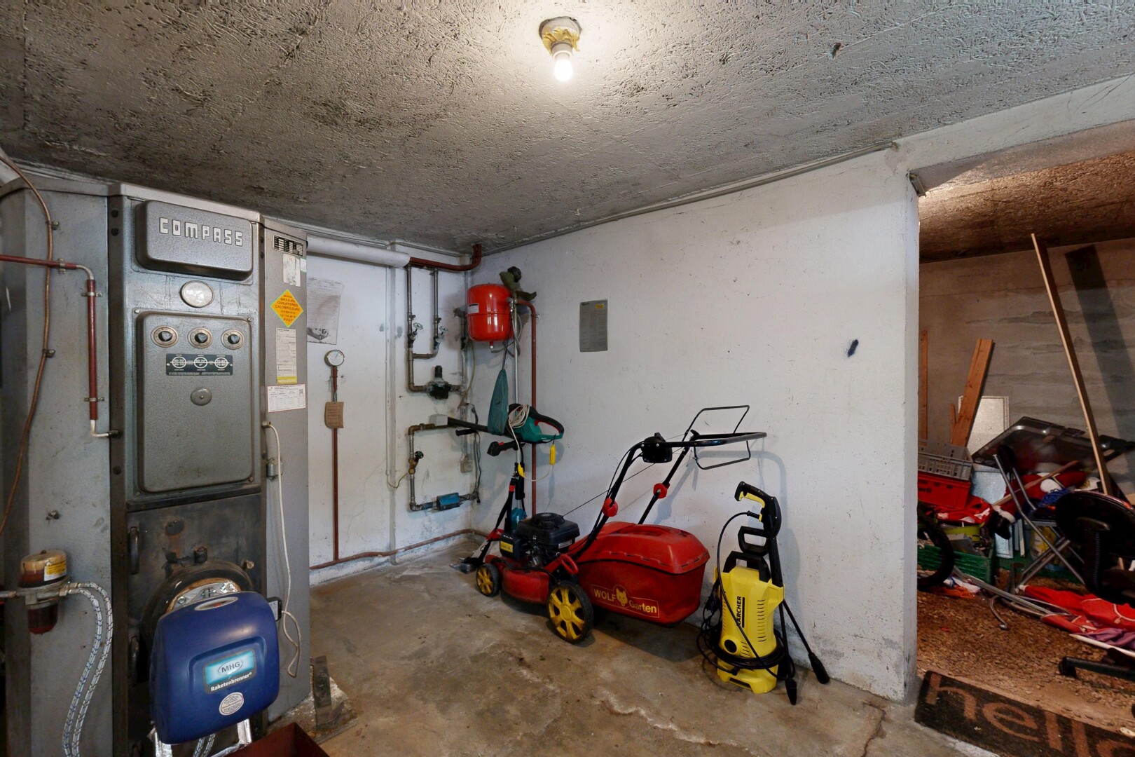 gym avec unfinished concrete floor, sol en béton, concrete floor, inside property, et cloison sèche