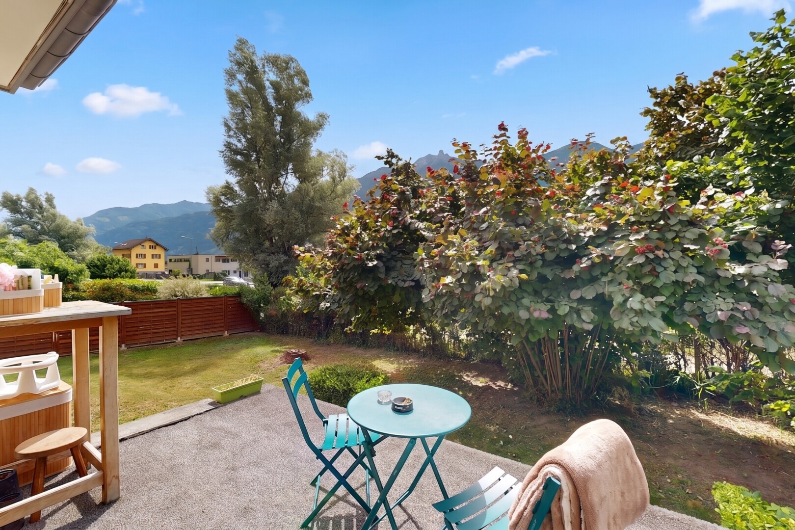 terrasse avec from property, terrasse, vue sur la montagne, mountain view, et clôture