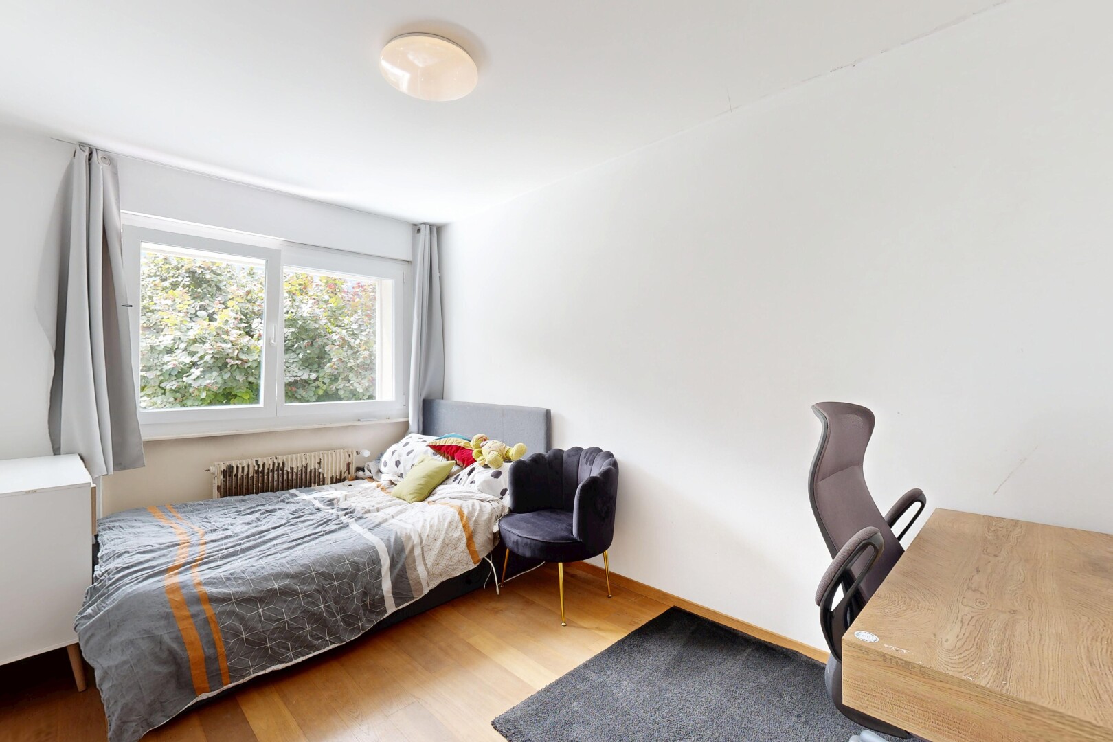 chambre avec inside property, cloison sèche, drywall, sol en finition bois, et wood finish floor