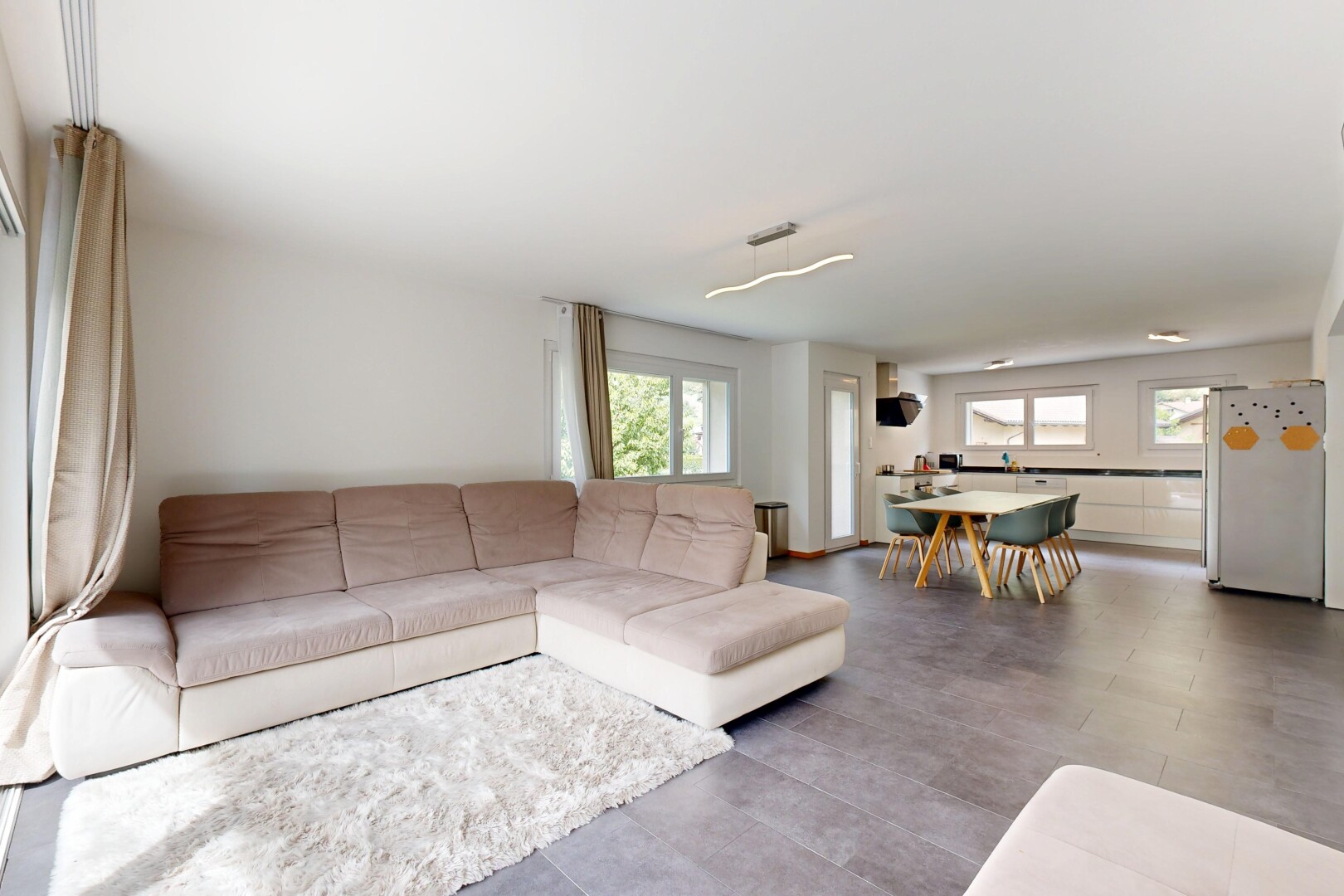 salon / salle à manger avec lumière naturelle, natural light, inside property, cloison sèche, et drywall