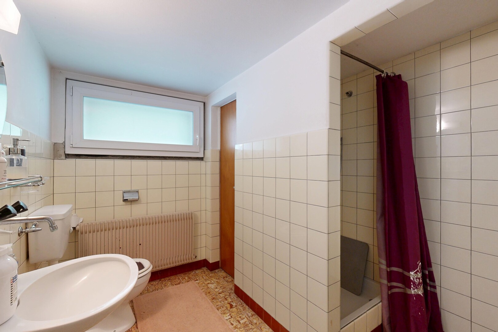 salle de bains avec douche, tile wall, radiateur, salle de bain complète, et wainscot wall