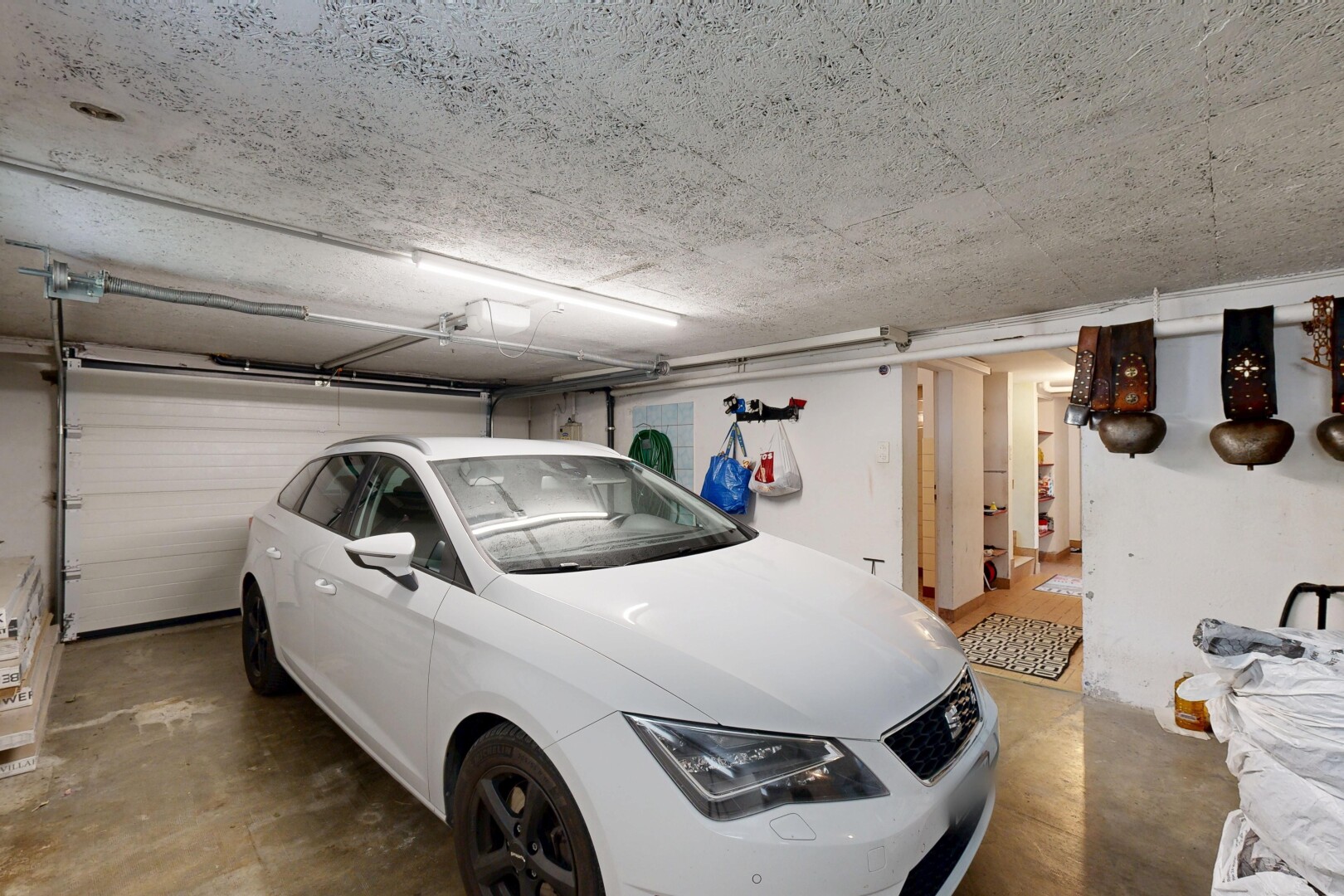 parking avec inside property