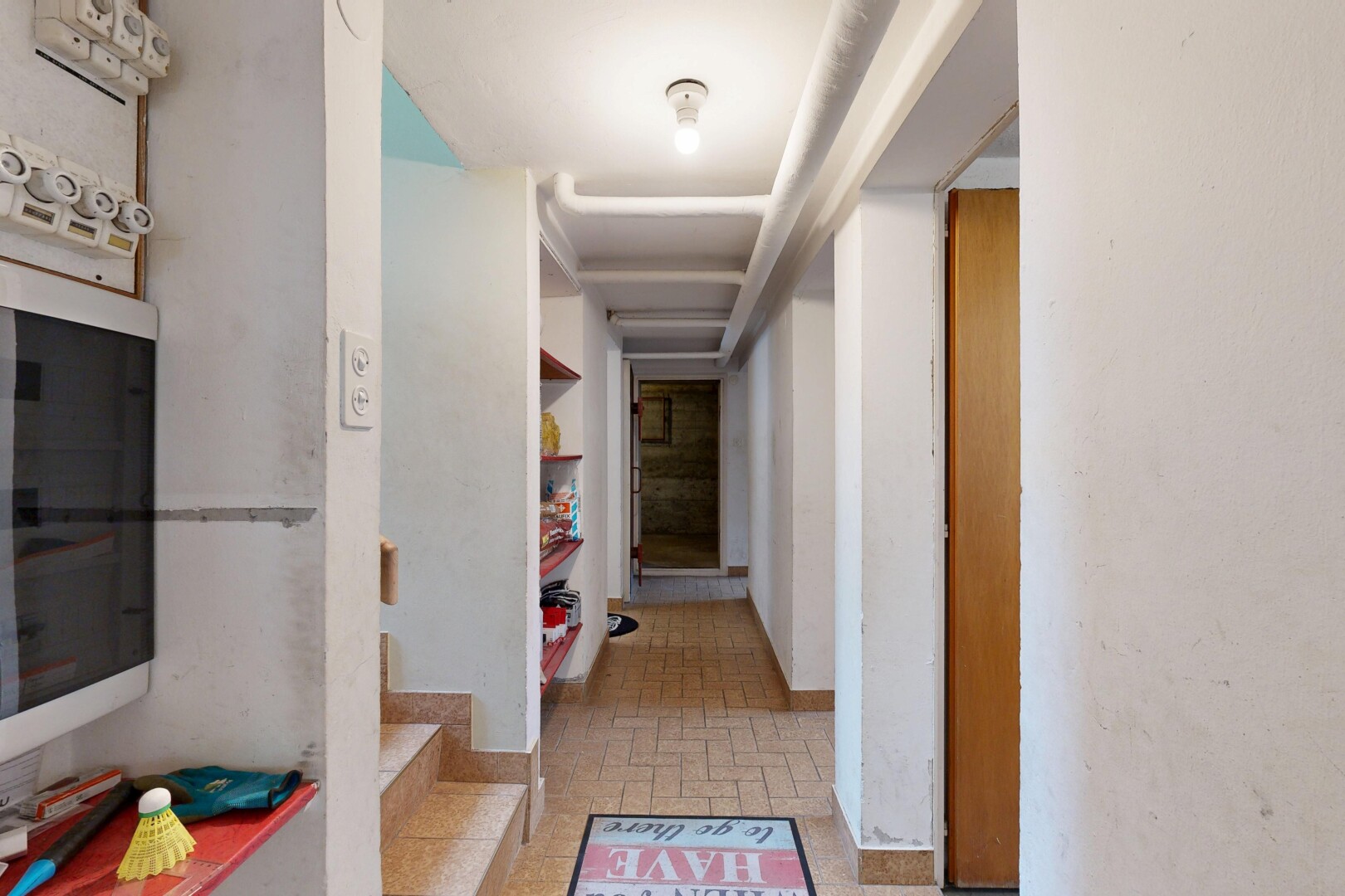 couloir avec light floor, inside community, sol en finition brique, brick finish floor, et brick vinyl