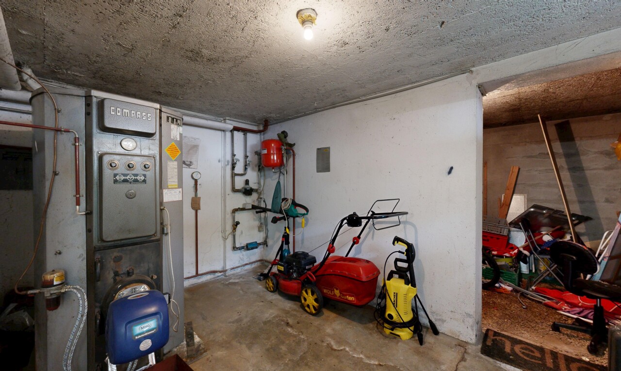 gym avec unfinished concrete floor, sol en béton, concrete floor, inside property, et cloison sèche