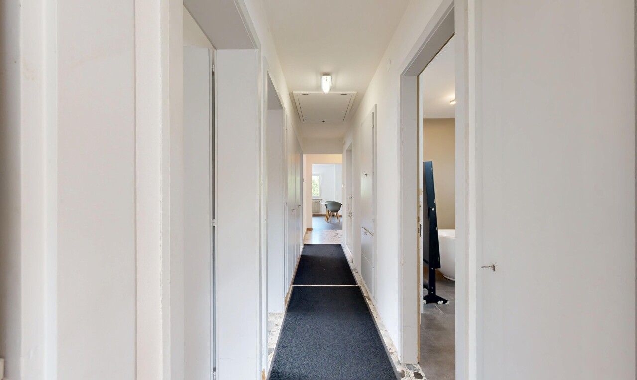 couloir avec inside property, light floor, cloison sèche, drywall, et escaliers escamotables