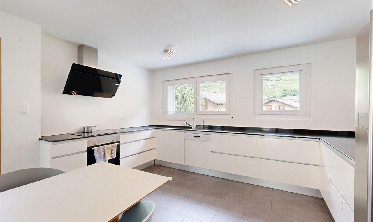 cuisine avec hotte, white cabinets, armoires blanches, four, et light floor
