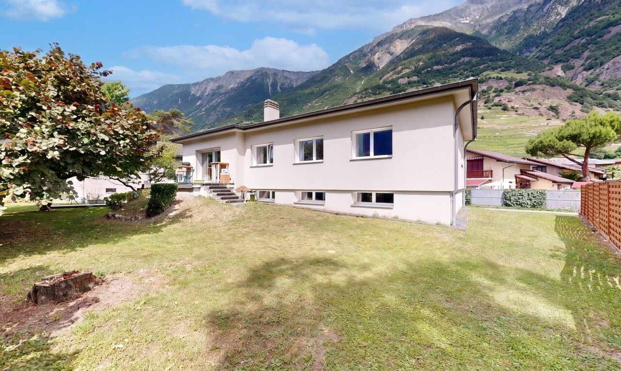 façade avec mountain view, vue sur la montagne, pelouse, property visible, et cheminée