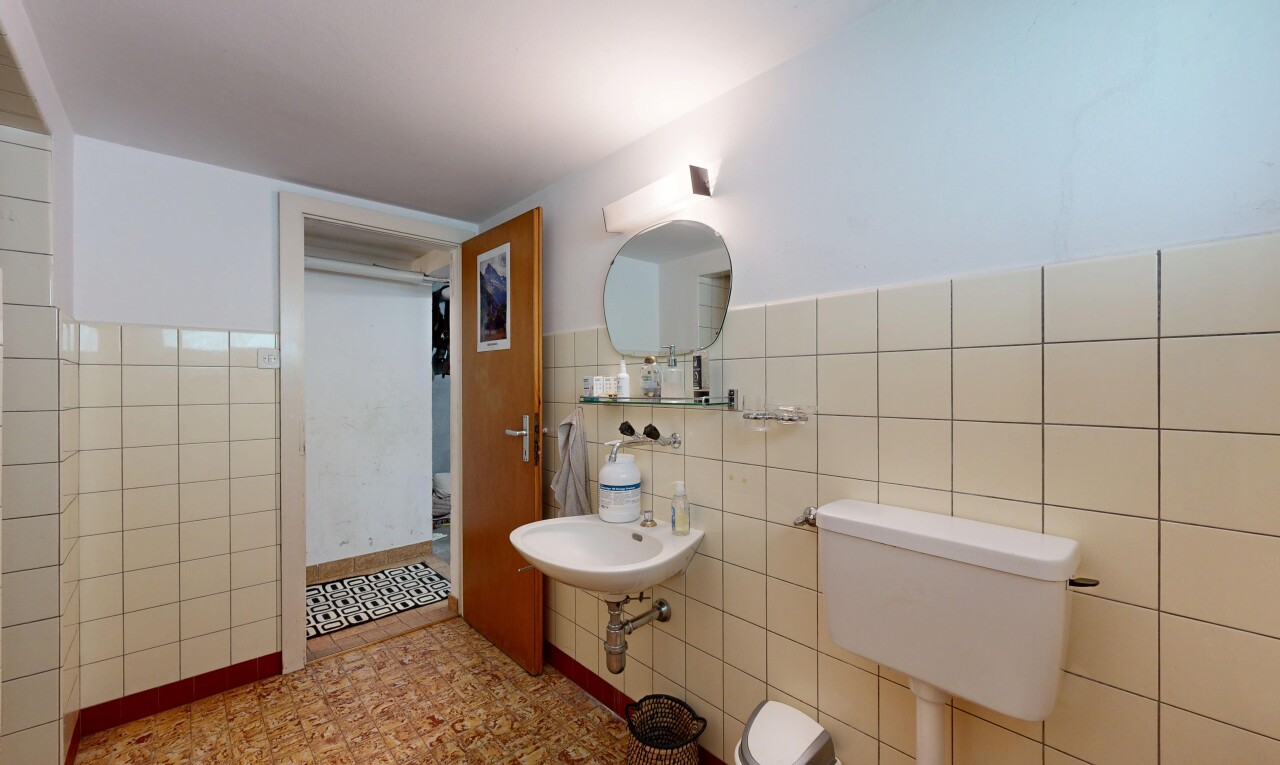 salle de bains avec miroir, mur en carrelage, tile wall, cloison sèche, et drywall