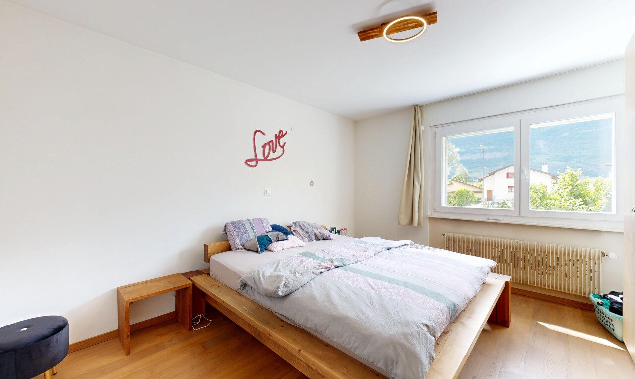 chambre avec radiateur, sol en finition bois, wood finish floor, cloison sèche, et drywall