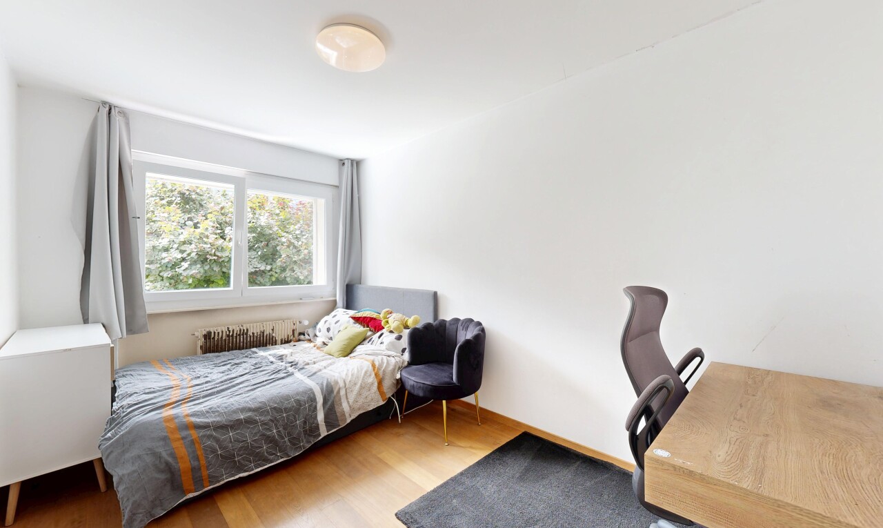 chambre avec inside property, cloison sèche, drywall, sol en finition bois, et wood finish floor
