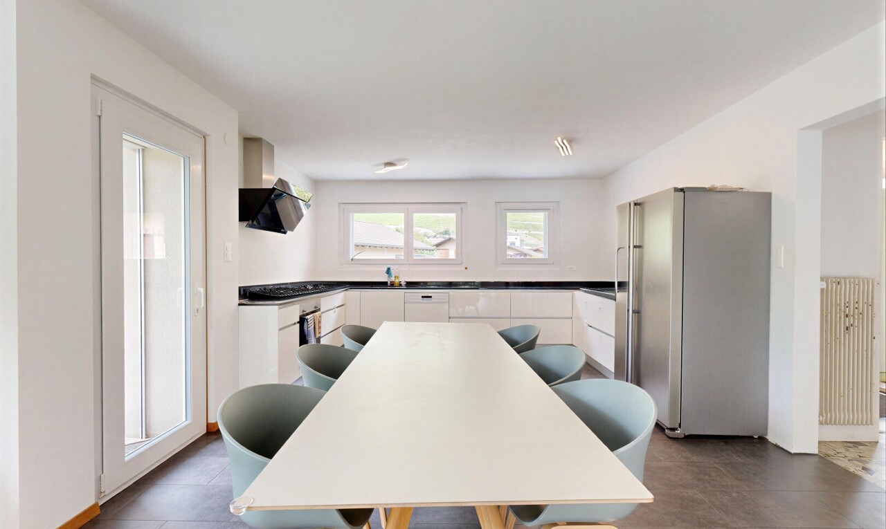 cuisine avec full kitchen, u shaped kitchen, cuisine en forme de u, réfrigérateur, et dark countertops
