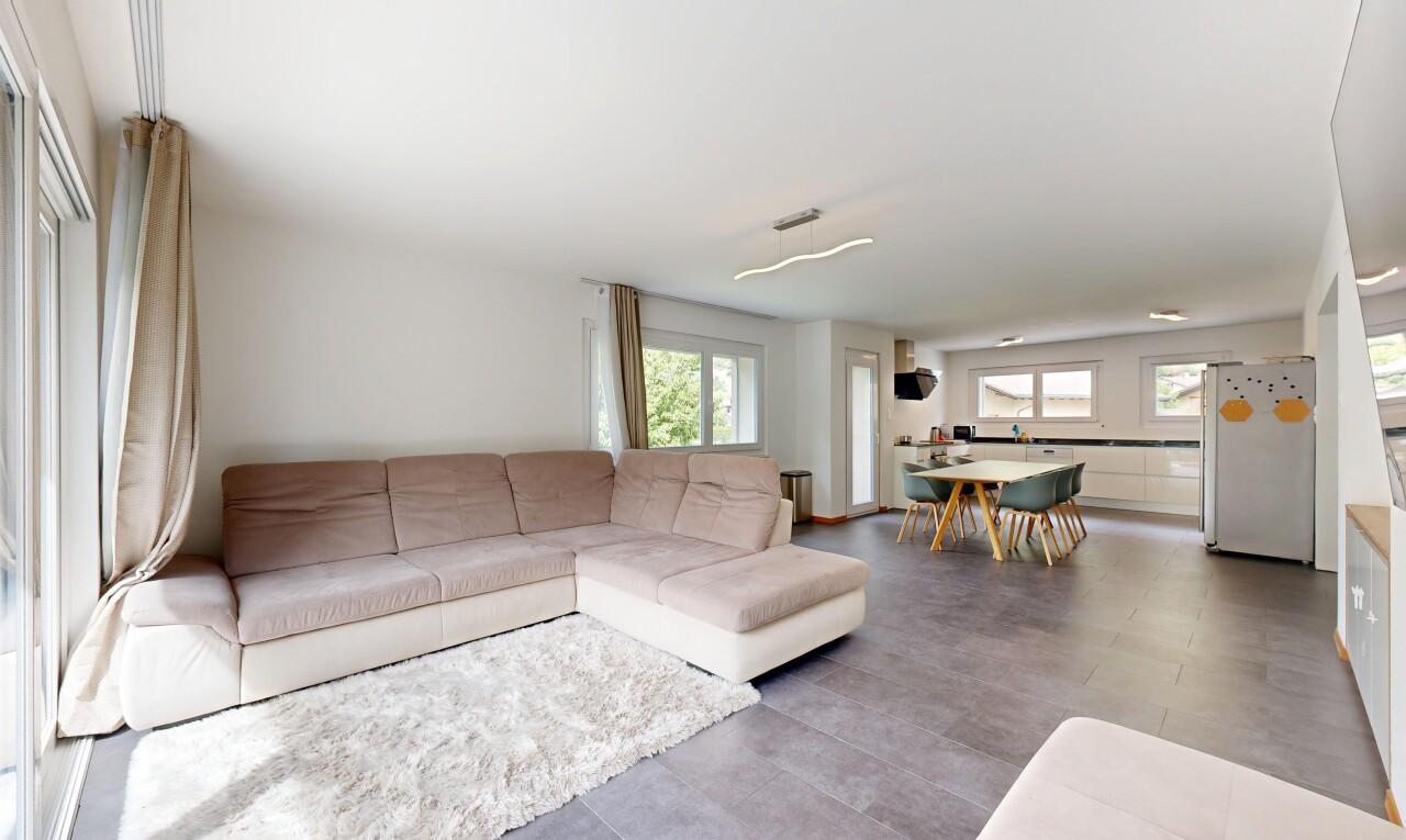 salon / salle à manger avec lumière naturelle, natural light, inside property, cloison sèche, et drywall