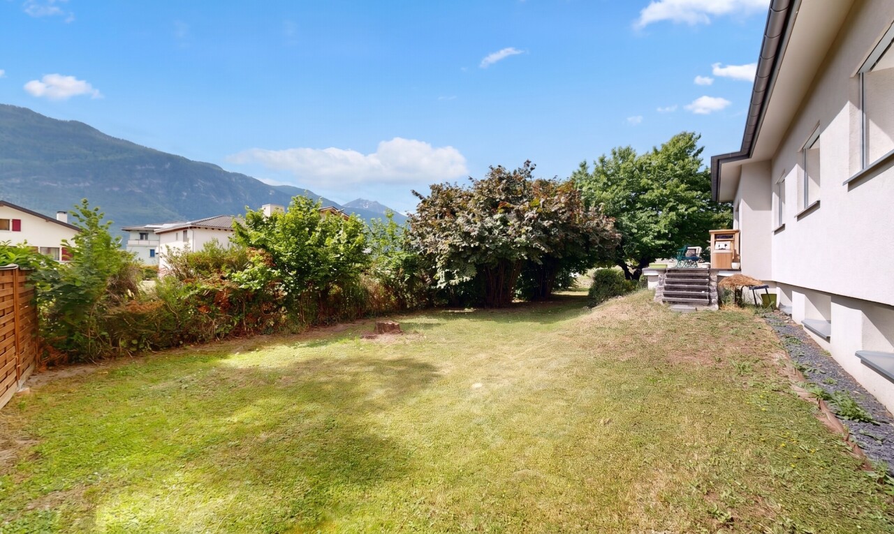 jardin avec pelouse, mountain view, vue sur la montagne, day time, et from property