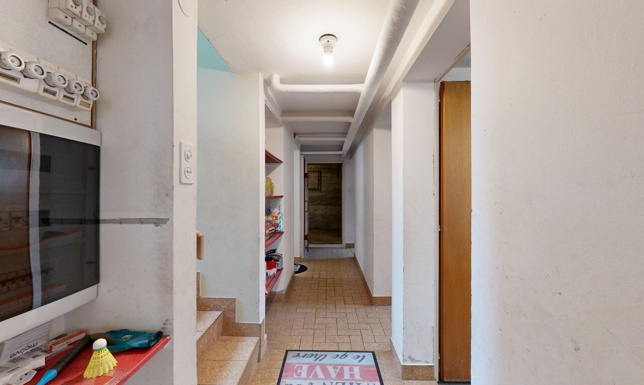 couloir avec light floor, inside community, sol en finition brique, brick finish floor, et brick vinyl