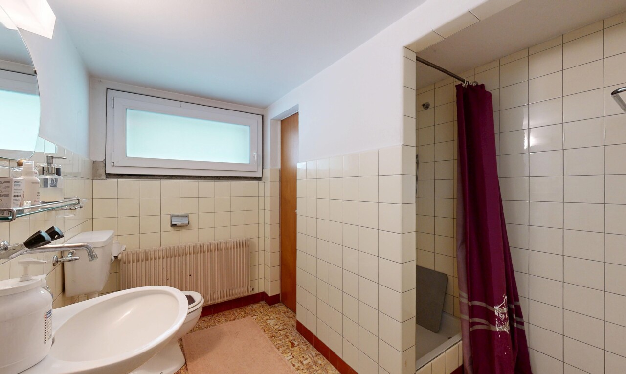 salle de bains avec douche, tile wall, radiateur, salle de bain complète, et wainscot wall