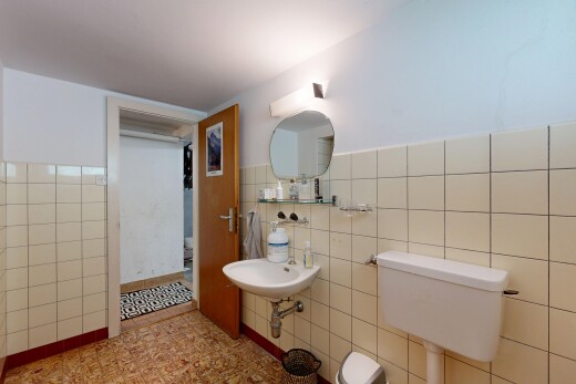 salle de bains avec miroir, mur en carrelage, tile wall, cloison sèche, et drywall
