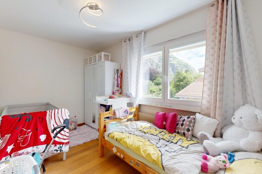 chambre avec sol en finition bois, wood finish floor, inside property, cloison sèche, et drywall