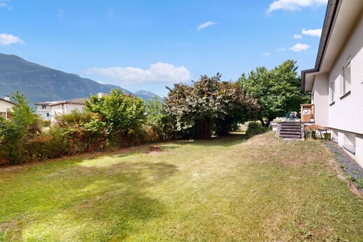 jardin avec pelouse, mountain view, vue sur la montagne, day time, et from property