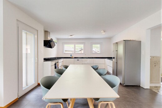 cuisine avec full kitchen, u shaped kitchen, cuisine en forme de u, réfrigérateur, et dark countertops