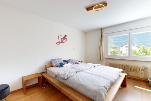 chambre avec radiateur, sol en finition bois, wood finish floor, cloison sèche, et drywall