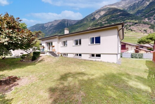 façade avec mountain view, vue sur la montagne, pelouse, property visible, et cheminée