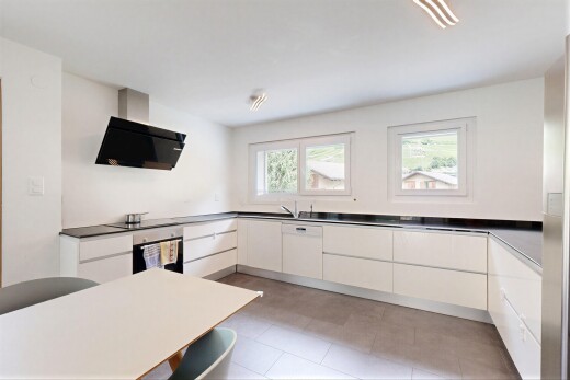 cuisine avec hotte, white cabinets, armoires blanches, four, et light floor