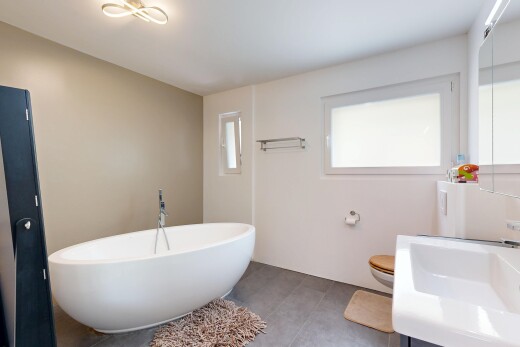 salle de bains avec bain, lavabo (ou coiffeuse selon le contexte), miroir, salle de bain complète, et inside property