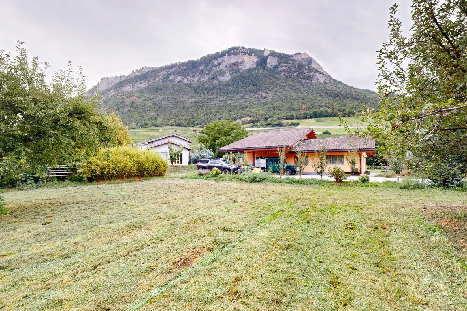vue sur la montagne avec vue sur la montagne, mountain view, overcast, et property visible