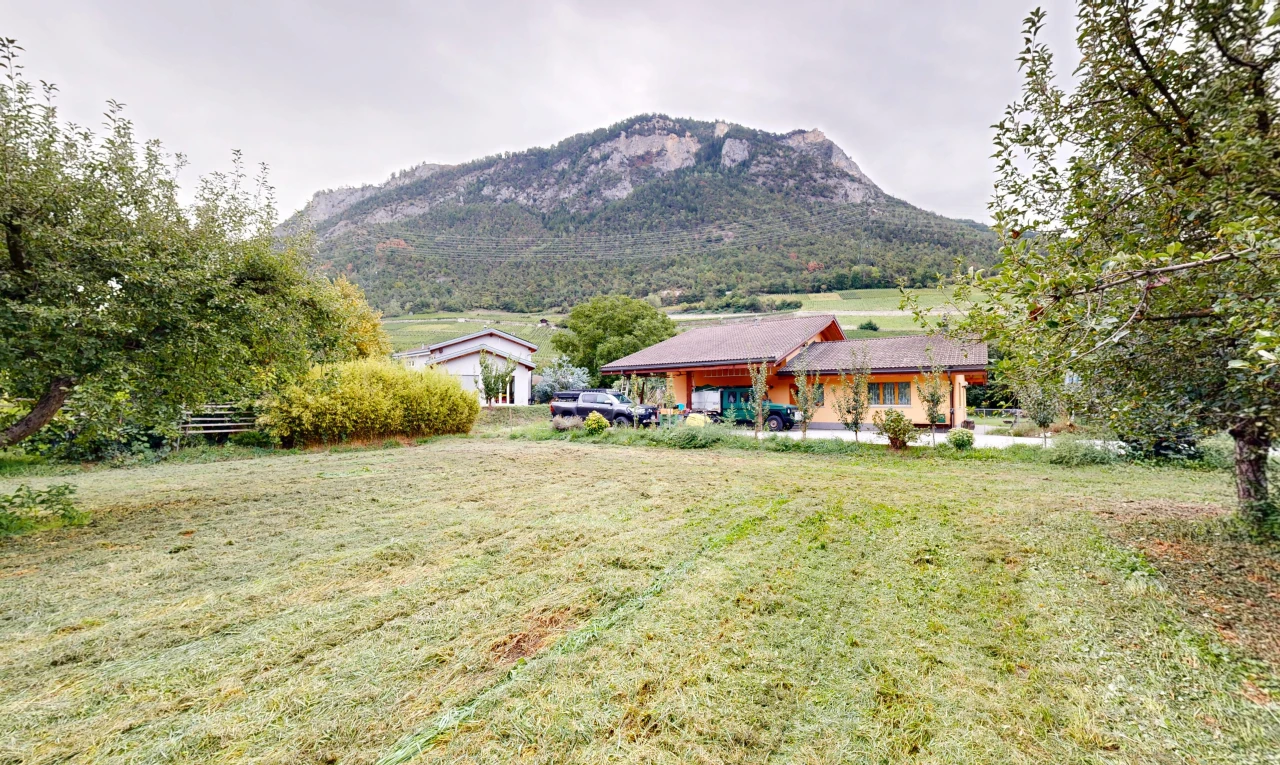 vue sur la montagne avec vue sur la montagne, mountain view, overcast, et property visible