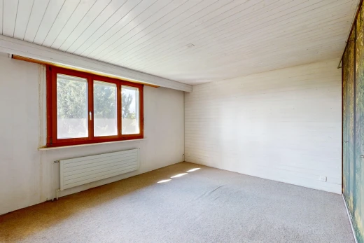 leerer raum mit kühler, teppich, und natürliches licht