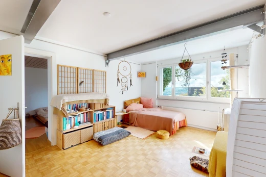 zimmer / schlafzimmer mit parkettboden, balkendecke, und natürliches licht