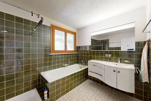 bad mit fliesenwand, spiegel, schminktisch, und natürliches licht